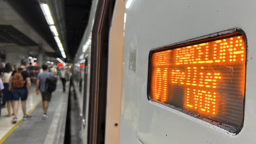 VÍDEO | Turistes i aficionats al ferrocarril estrenen la connexió de Renfe en solitari entre Barcelona i Lió