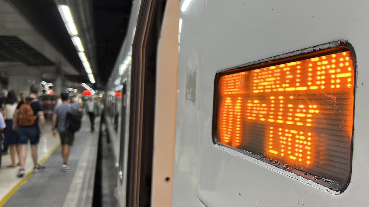 Primer pla del cartell lluminós que indica l'entrada al cotxe número 1 del tren.  Data de publicació: dijous 13 de juliol del 2023, 12:43  Localització: Barcelona  Autor: Gerard Escaich