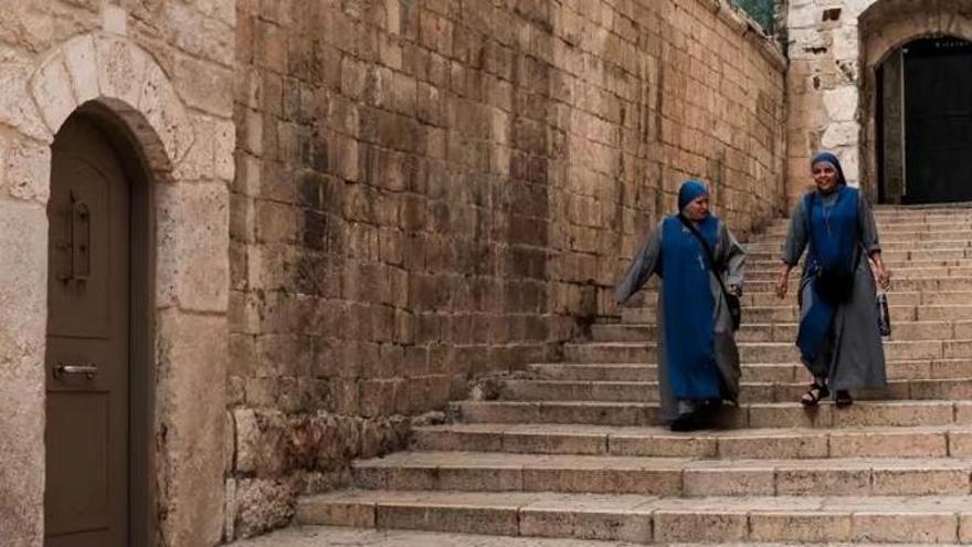 La Policía de Israel detiene a un hombre por empujar y patear a una monja a plena luz del día en Jerusalén