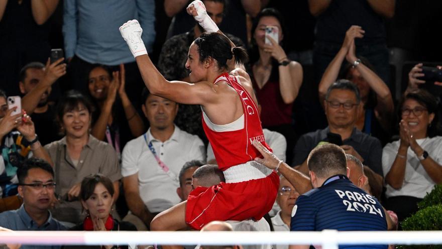 Archivo - La boxeadora argelina Imane Khelif celebra su medalla de oro en Paris 2024