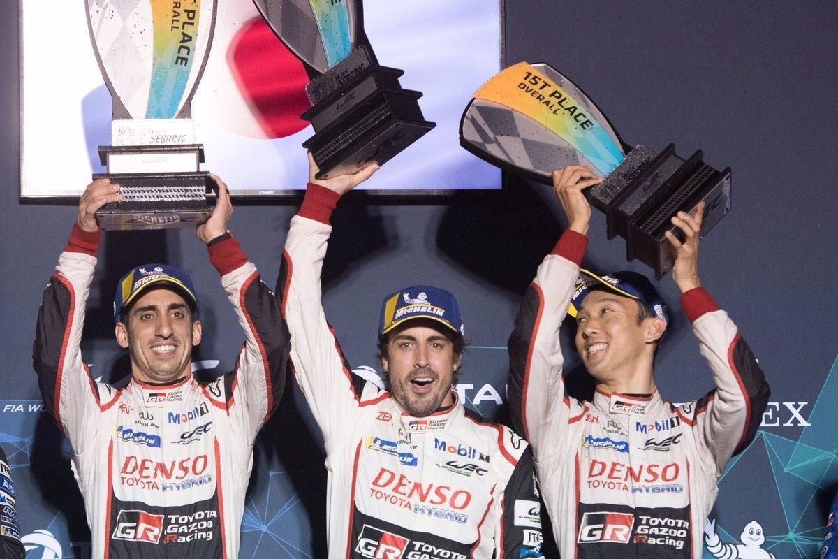 Alonso celebra el título en las 12 horas de Sebring junto a Buemi (izquierda) y Nakajima (derecha)