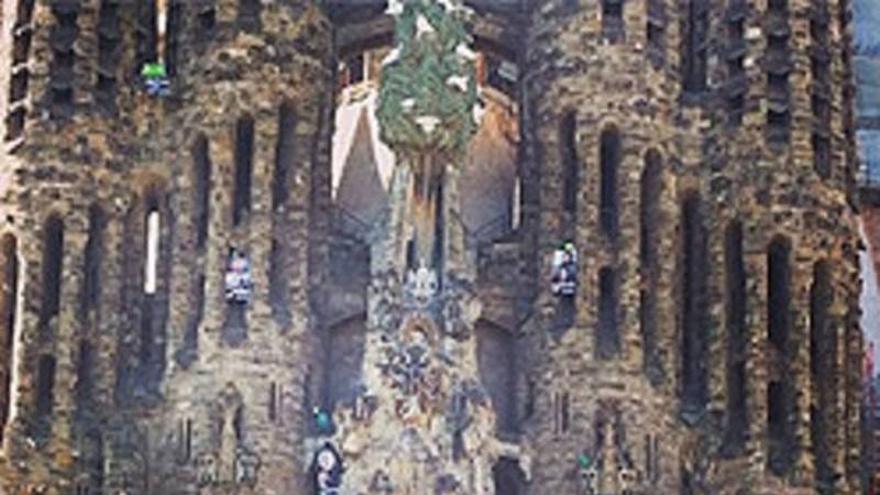 Activistas de Greenpeace se cuelgan en la Sagrada Família para exigir la libertad de los detenidos en Rusia