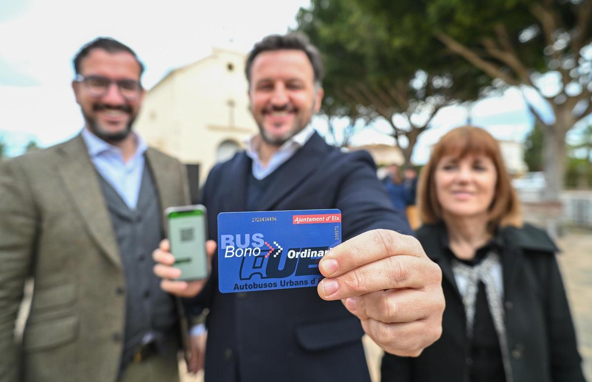 Claudio Guilabert, Pablo Ruz y Aurora Rodil, cuando se presentó el nuevo servicio de autobús