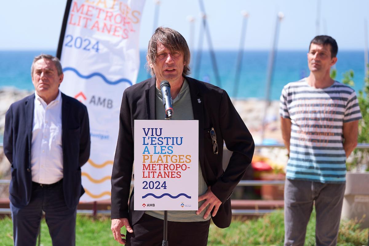 El alcalde de Montgat, Andreu Absil, durante la presentación de la temporada de playas metropolitanas. Le acompañan el meteorólogo Dani Ramírez y el gerente del AMB, Ramon Torra