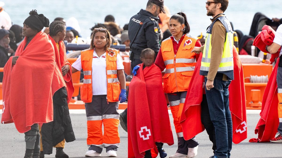 Servicios de emergencia atienden a menores migrantes rescatados en Canarias a principios de año.