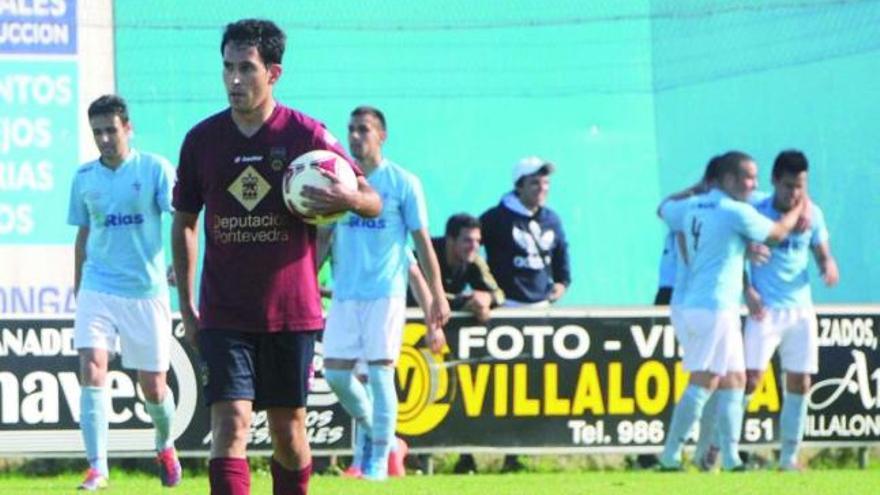 Richi recoge el balón mientras los jugadores del Villalonga celebran uno de sus goles. // Gustavo Santos