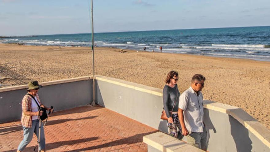 Cierran una zona de la playa de La Mata por un vertido de gasoil