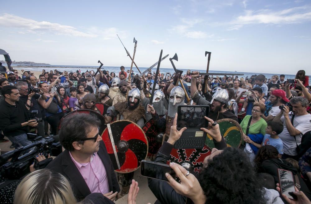 Los vikingos llegaron en barco al Postiguet y recorrieron el centro de la ciudad repartiendo entradas