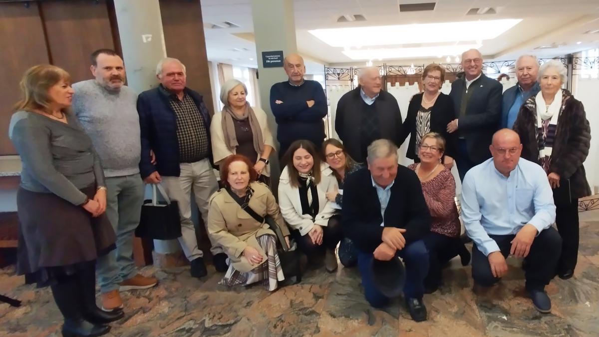 Miembros de la asociación y autoridades.