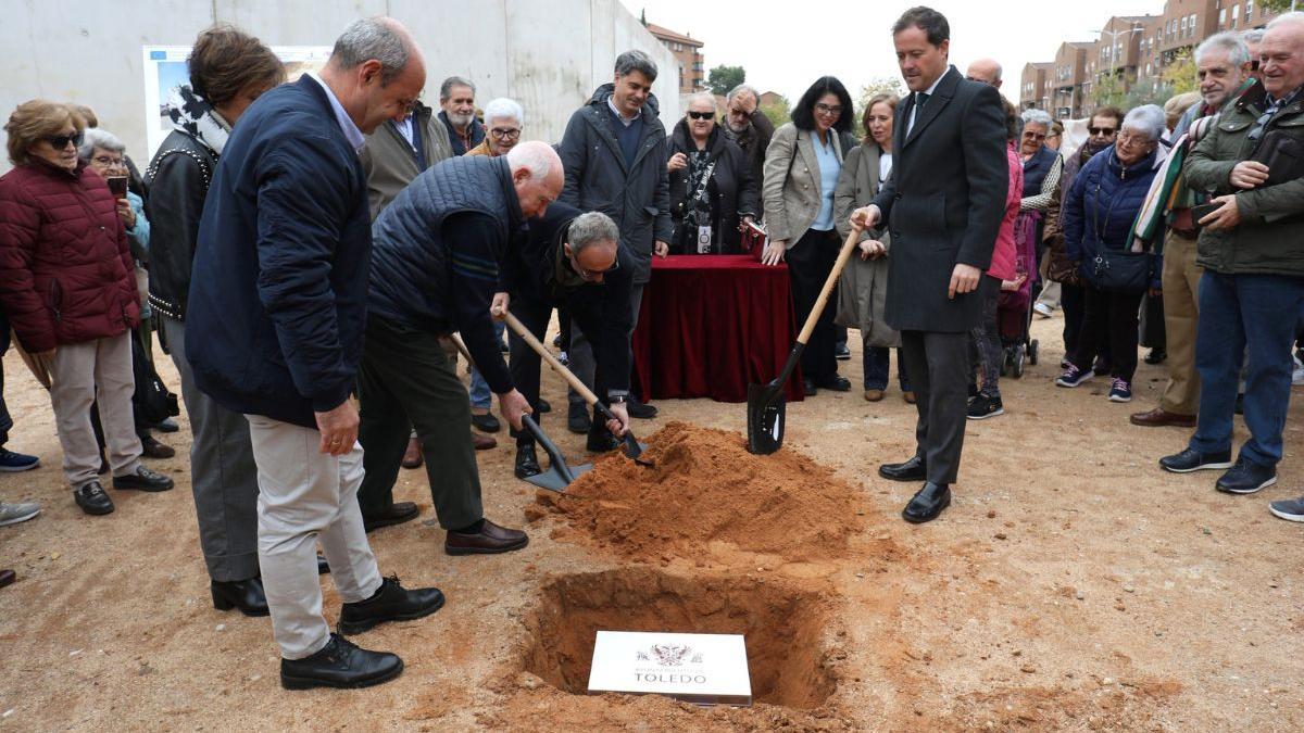 Carlos Velázquez, junto a vecinos del barrrio, en el acto de colocación de la primera piedra del Centro de Mayores de Buenavista