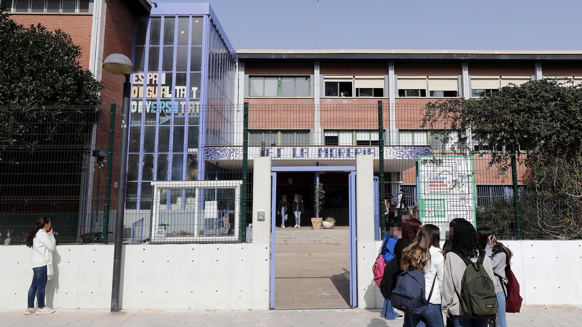Imagenes del instituto La Moreria donde ha dimitido la direccion del centro.
