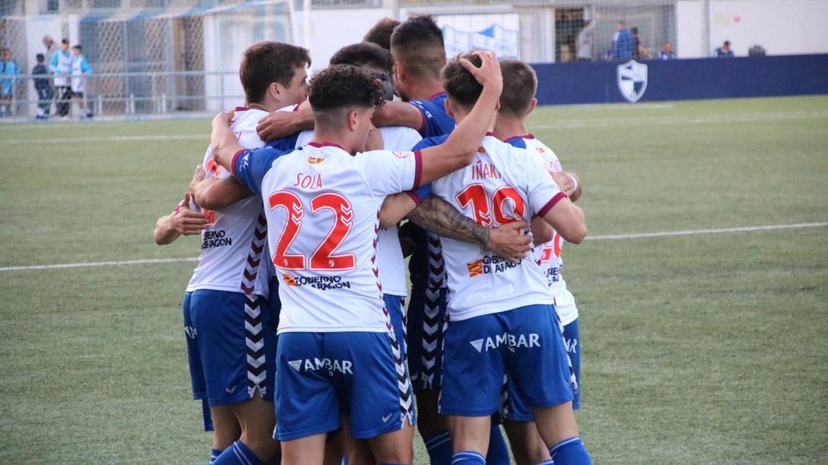 Los jugadores del Ebro celebran el único tanto del partido