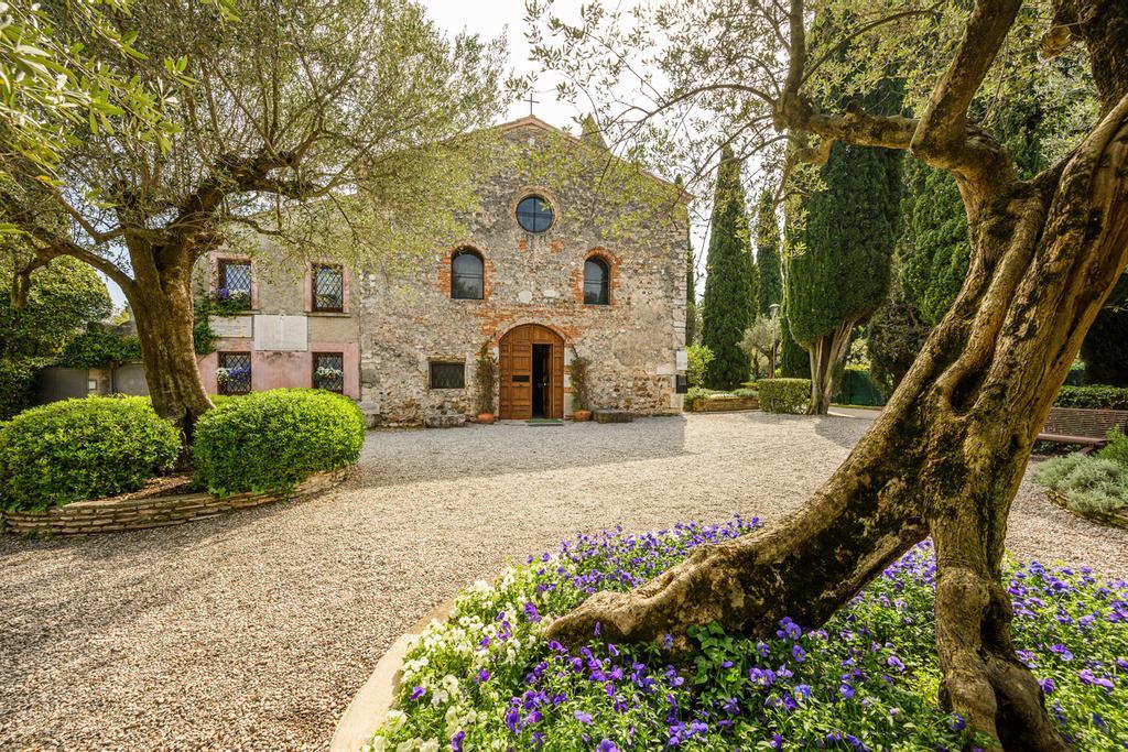 La Iglesia de San Pietro in Mavino es uno de los lugares que debes visitar en Sirmione.