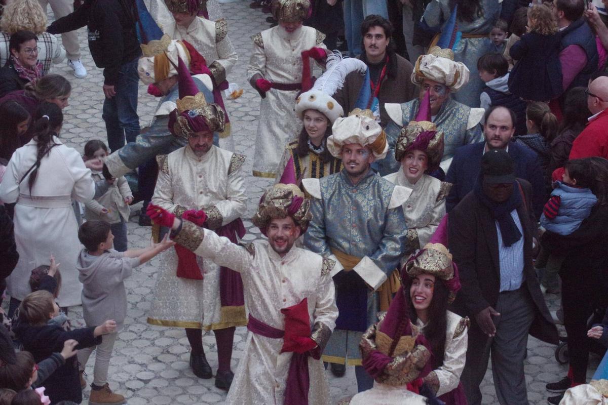 El Heraldo de los Reyes Magos recorrió las calles del Centro de Málaga acompañado de dos bandas de música, recogiendo cartas y encontrándose con los malagueños