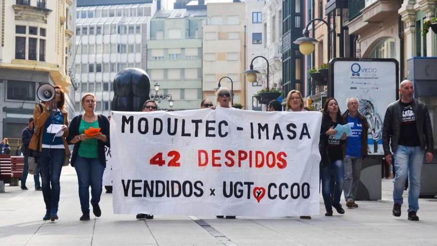 Protesta de apoyo a los despedidos de Modultec, ayer, en Oviedo.