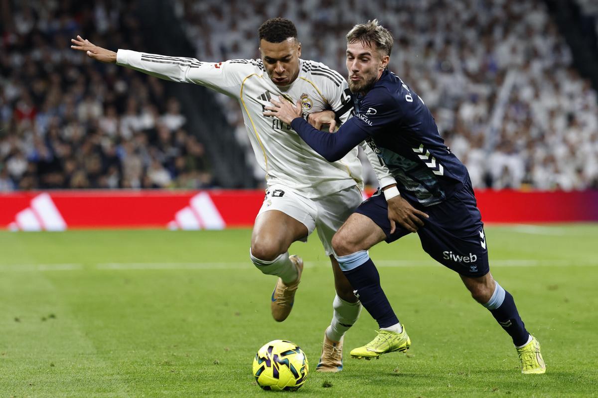 Kylian Mbappé y Óscar Mingueza, en el Bernabéu
