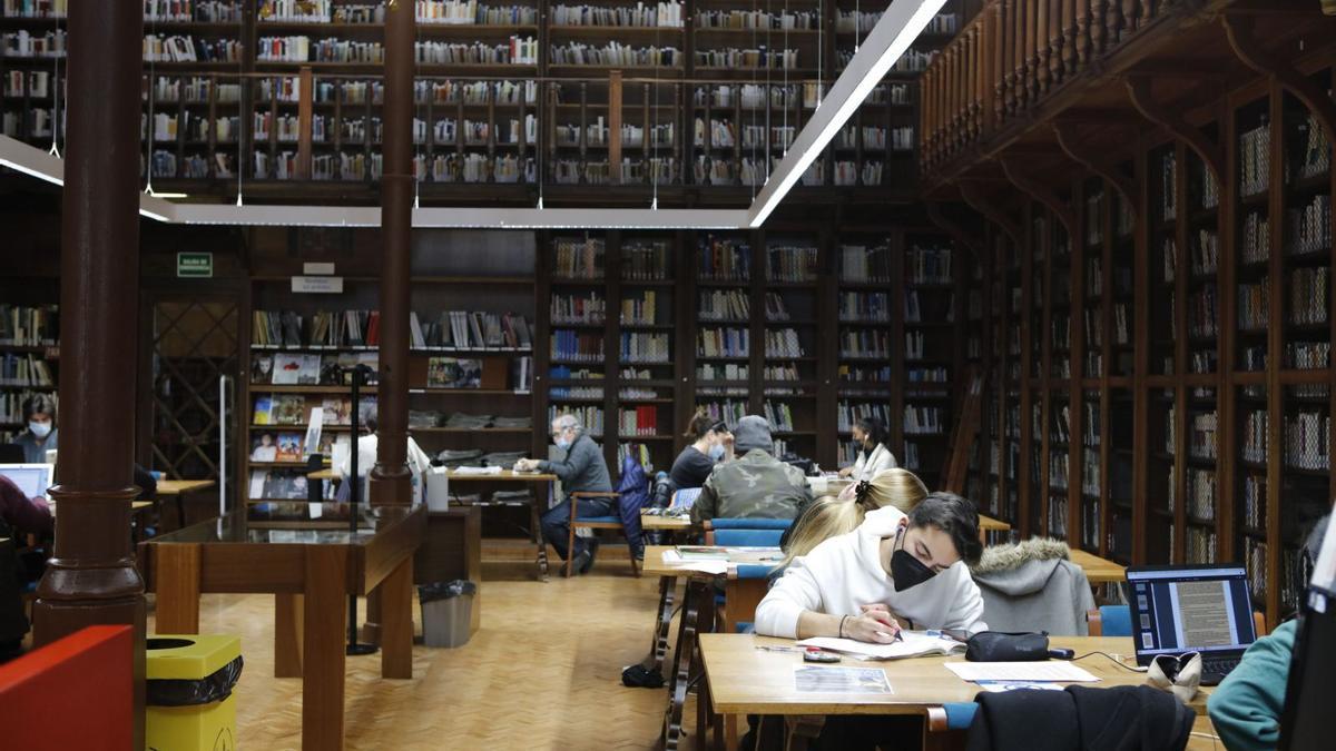 Die Biblioteca de Cort befindet sich in Palmas Rathaus. Von alten Büchern umgeben büffeln hier Schüler und Studenten, während andere Besucher in den Tageszeitungen blättern.