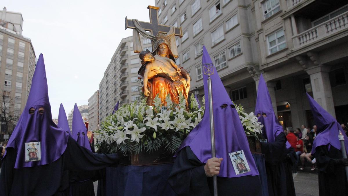 Foto de archivo de una de las procesiones de la Semana Santa de Vigo.