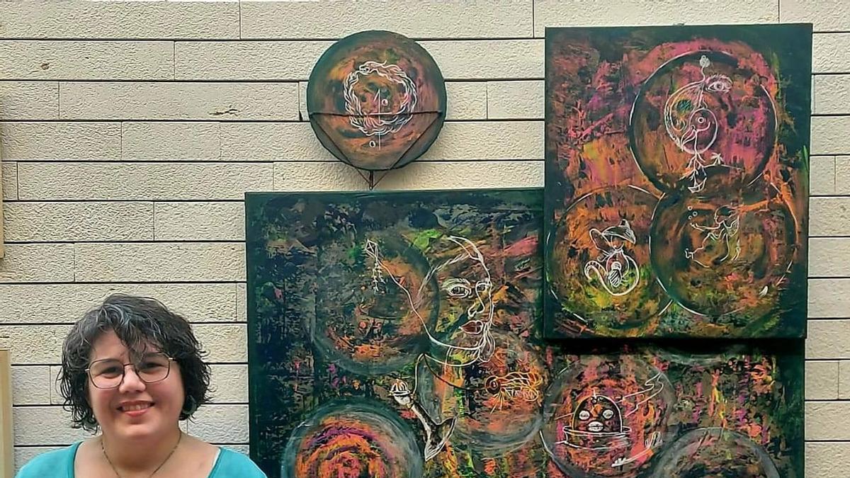 Liam Eylé Perdomo, con sus obras.