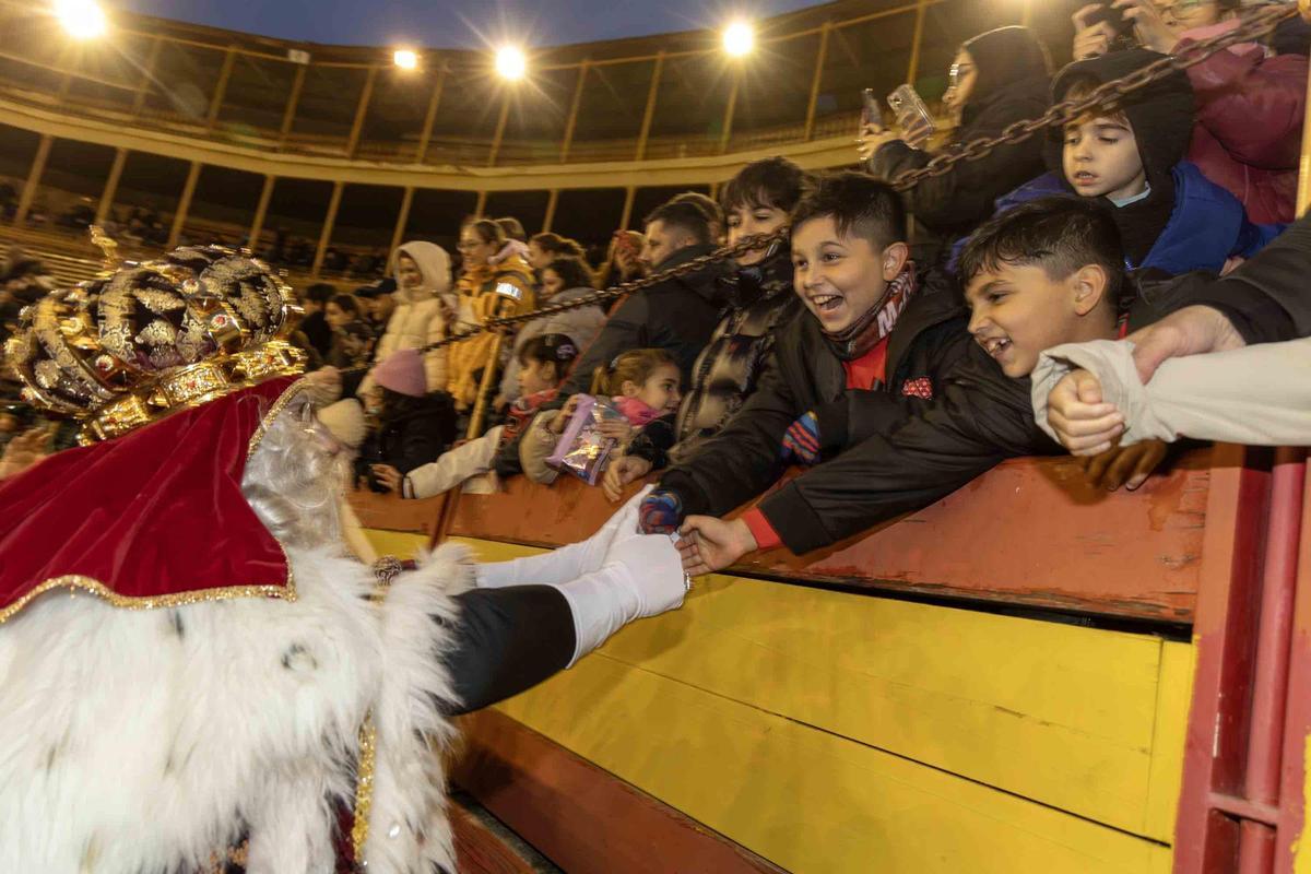 Las mejores imágenes de la Cabalgata de los Reyes Magos en Alicante