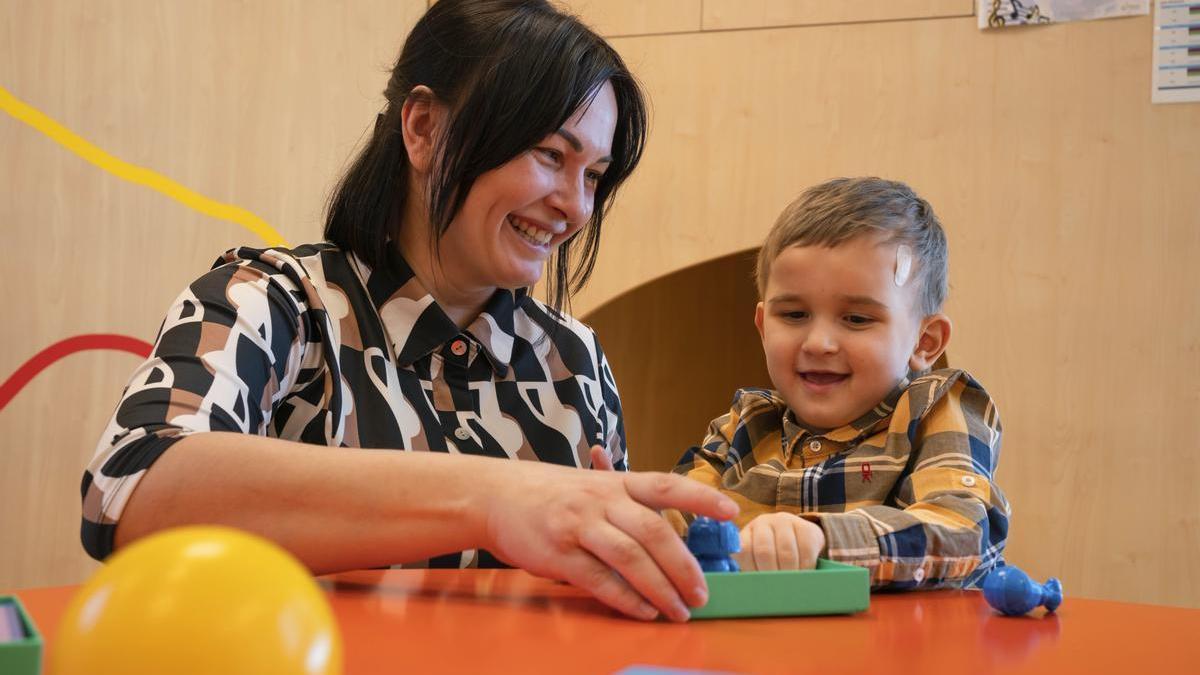 Un niño ruso con un tumor cerebral que parecía incurable recupera su vida en Barcelona