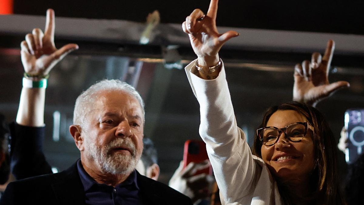 Brazil's former President and presidential candidate Luiz Inacio Lula da Silva stands next to his wife Rosangela da Silva, in Sao Paulo