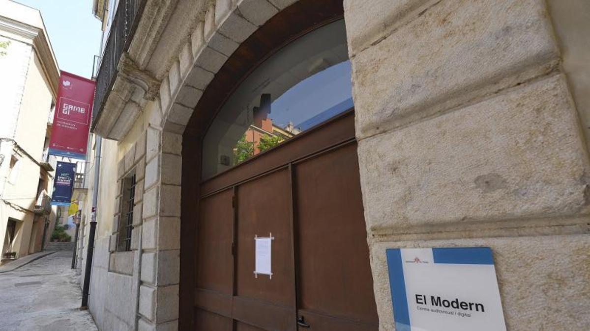 La porta del Modern, seu del cinema Truffaut, tancada ahir a la tarda