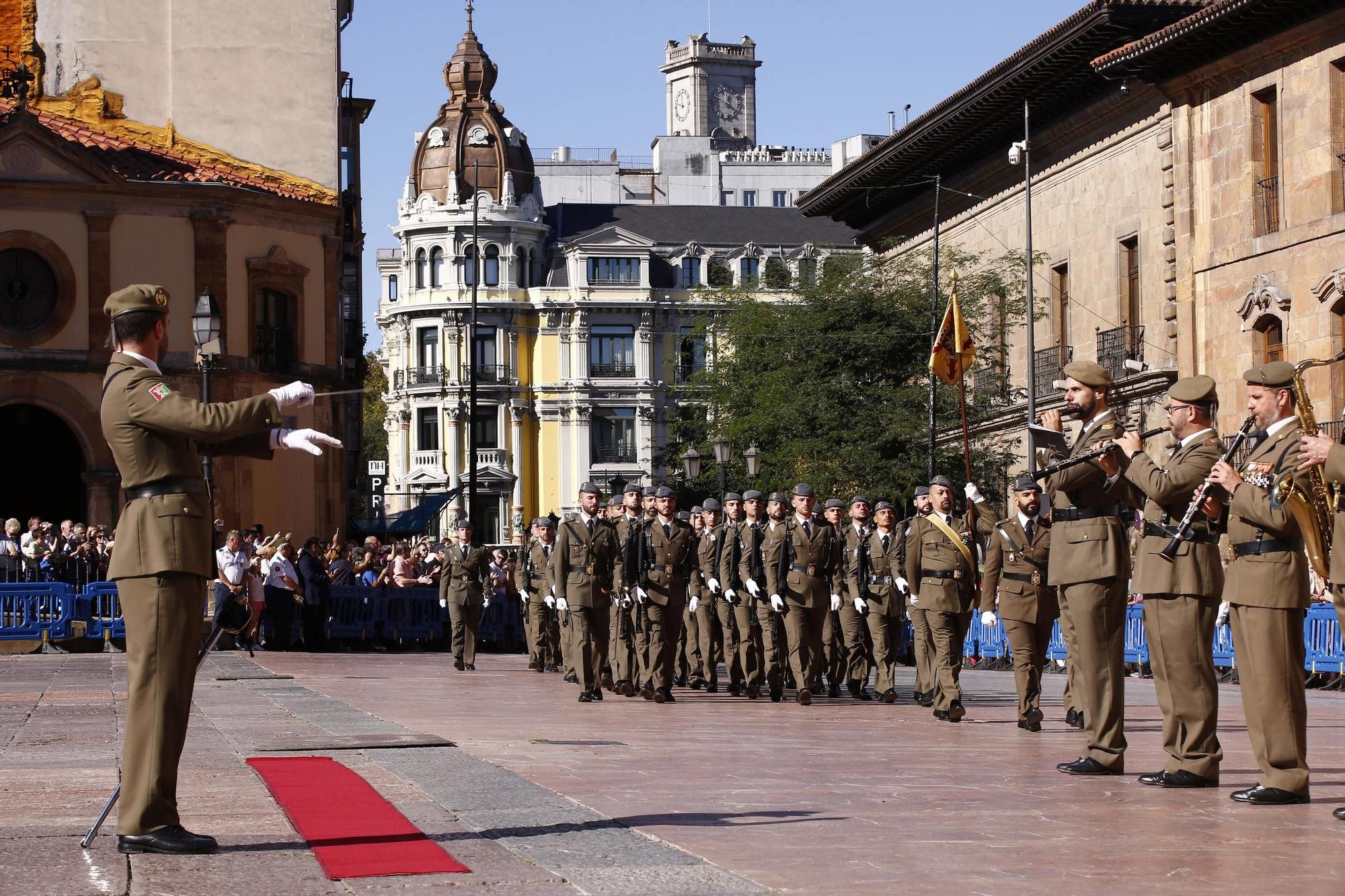 Así fue la jura de bandera civil de Oviedo y el posterior desfile militar