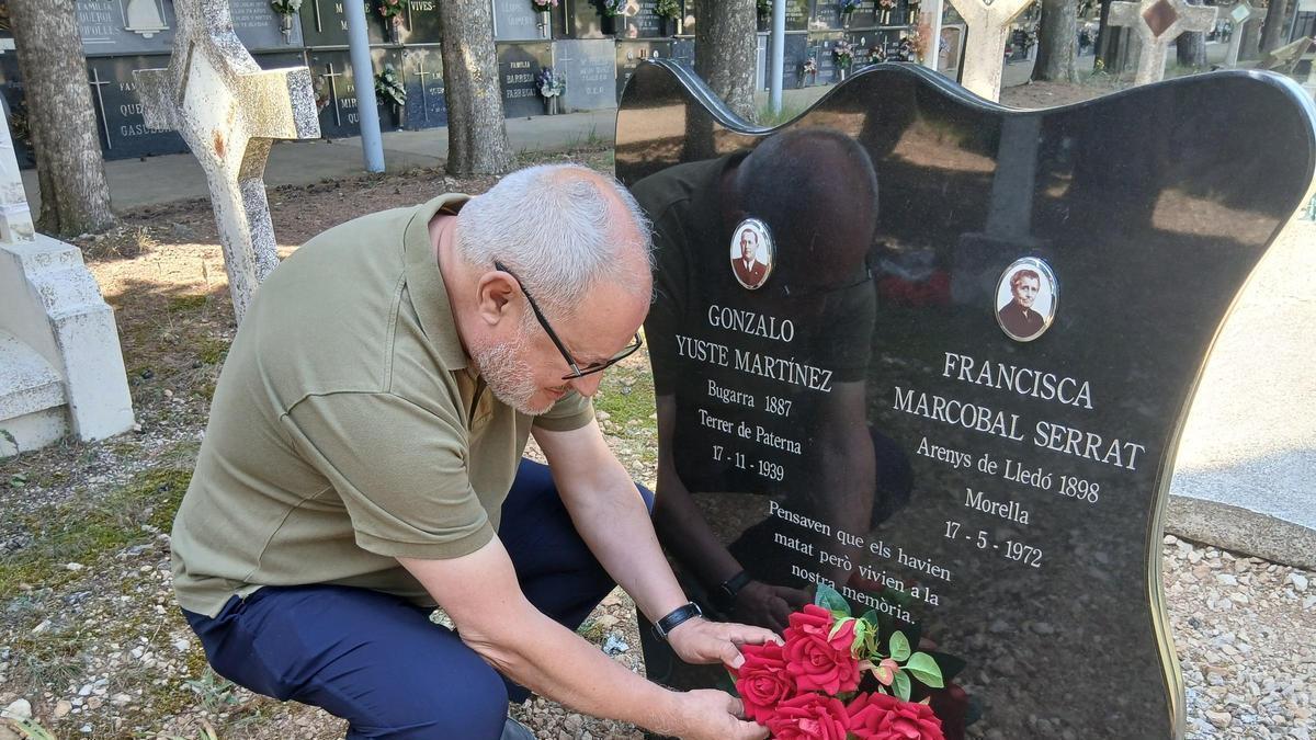 Joan Carles Marcobal, en la tumba de sus abuelos en Morella.