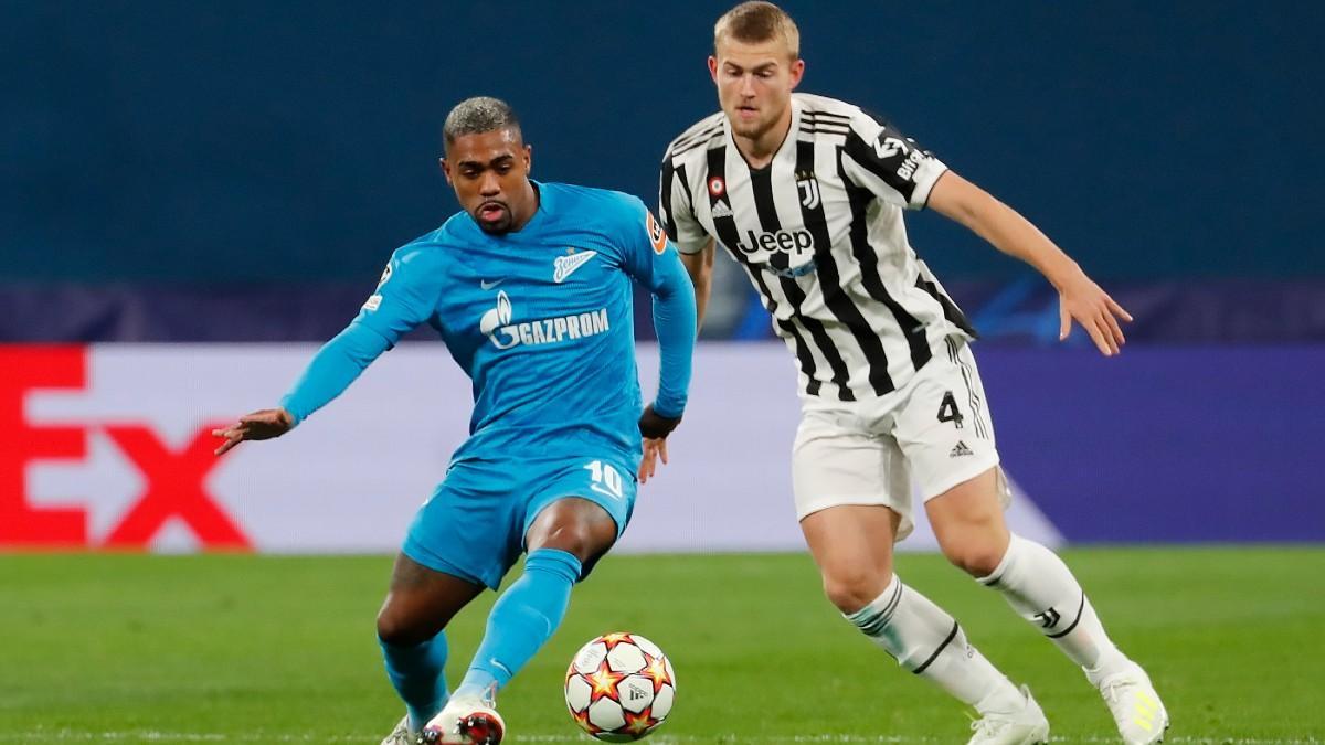 Malcom controla un balón ante la presión de De Ligt durante el duelo entre Zenit y Juventus