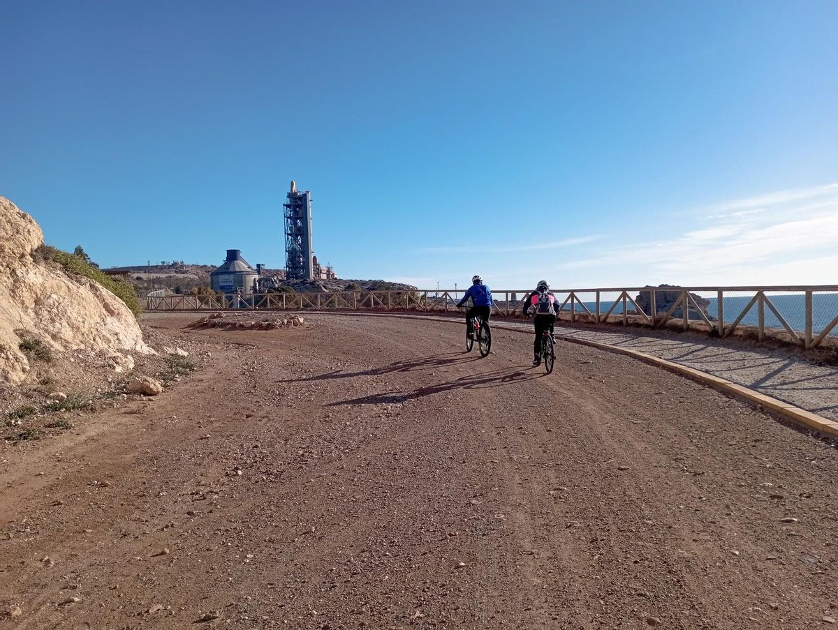 Ciclistas avanzan fuera del carril bici.