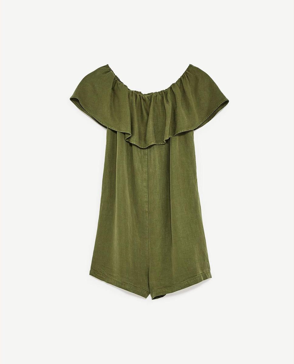 Amarás el verde por encima de todo: Mono con hombros descubiertos, de Zara (29,95 euros).