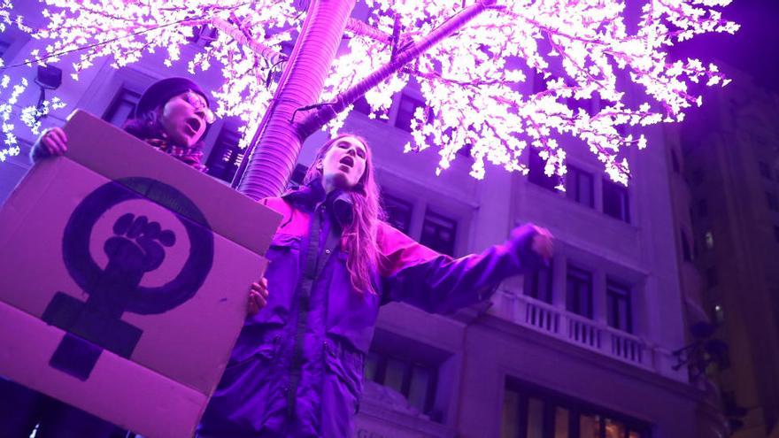 Dos personas, en una manifestación el 25N.