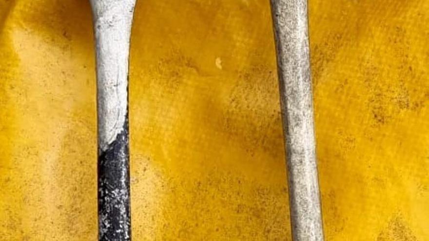 La flota de la vieira recupera también cubiertos antiguos entre los platos en el fondo de Rande