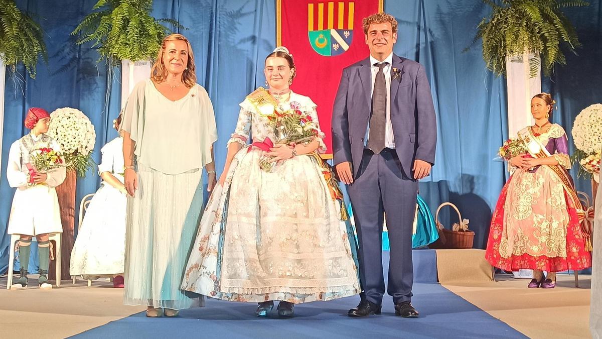 Susana Marqués junto a Marta Vicente, reina infantil de Benicàssim.