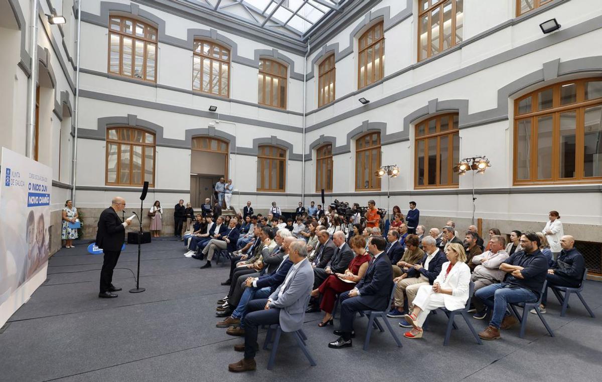 Rueda saluda a Ramón Regueira y otros docentes del instituto. |   // G.S.