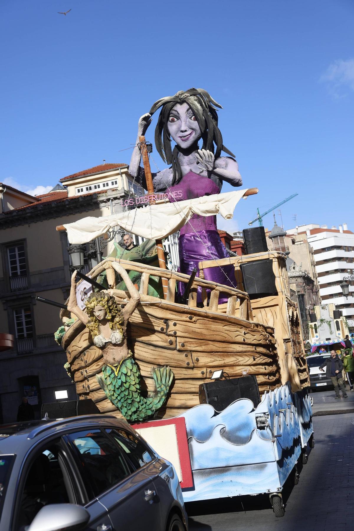 EN IMÁGENES: El 'ascenso' de los artilugios de Galiana llena las calles de Avilés