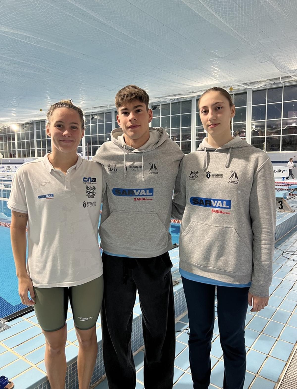 Paula Otero, Mateo García y Paula Rodríguez, antes de la cita de aguas abiertas en Ibiza.