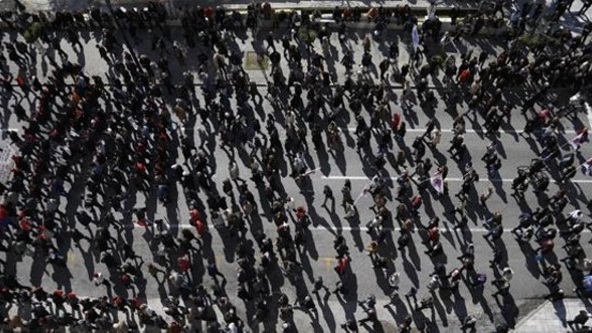 Manifestantes se congregan en el centro de Atenas.