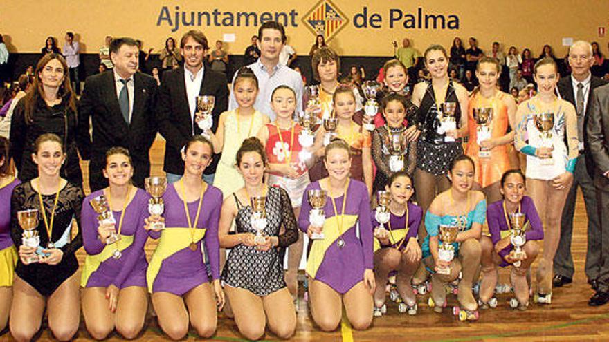 Foto de familia de las ganadoras en el Insular con sus respectivos trofeos.