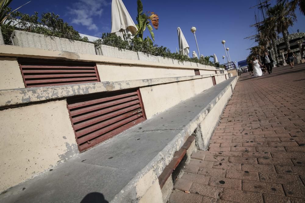 El paseo del Puerto ofrece una imagen de abandono, con escaleras rotas, suciedad, desconchones y pintadas