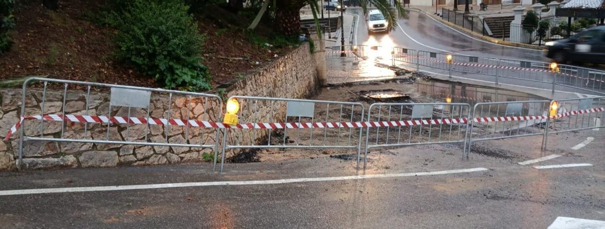 Espacio verjado por las obras que se están ejecutando en el entorno de la Fuente de los 25 Caños.