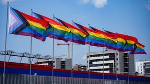 El FC Barcelona celebra el Día del Orgullo LGTBIQ+ izando la bandera irisada