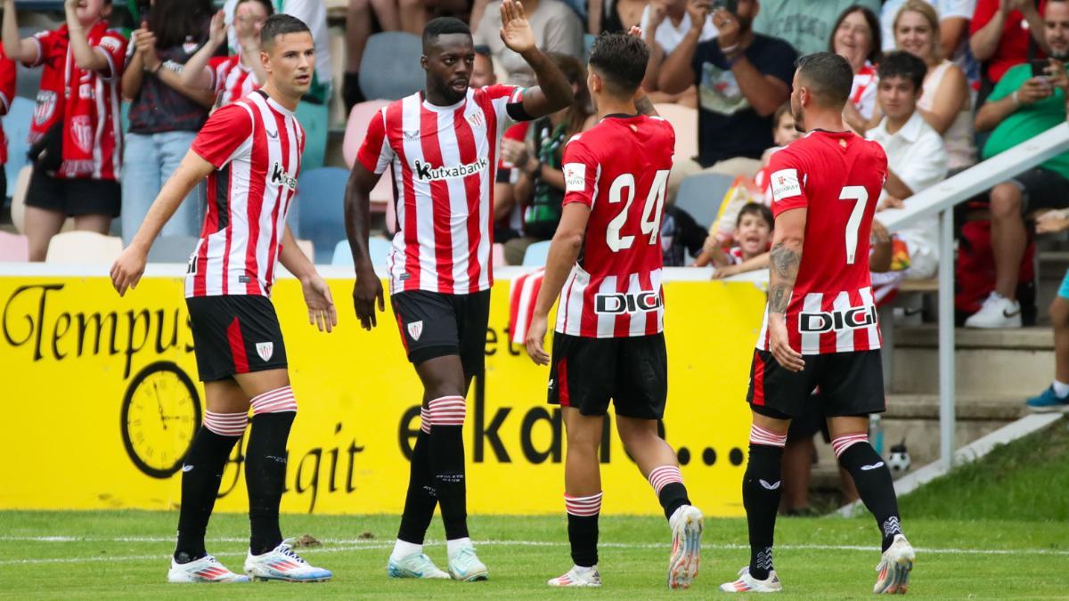 Los jugadores del Athletic celebrando un tanto en el amistoso ante el Racing