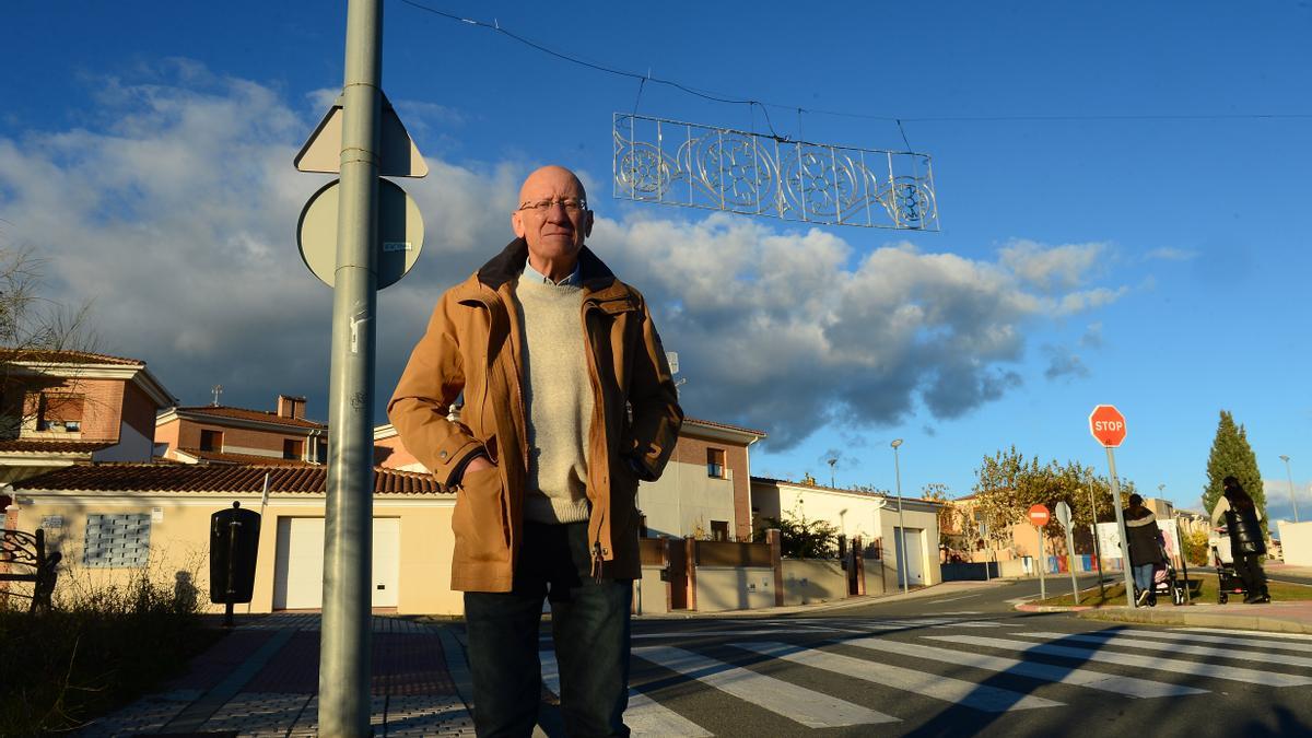 Juan Benito, presidente vecinal de Ciudad Jardín, en Plasencia, donde solo se ha instalado un adorno en uno de los accesos.