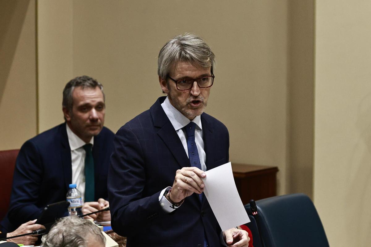 El consejero de Economía, Luis Alberto Marín, este juebes en la sesión plenaria.