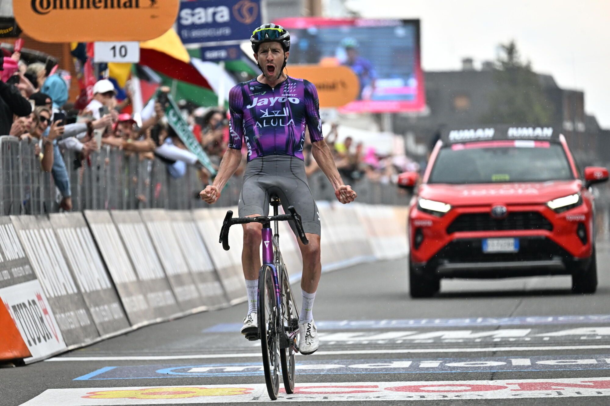 Sestriere (Italy), 31/05/2025.- Australian rider Christopher Harper of Team Jayco Alula celebrates winning the 20th stage of the Giro d'Italia cycling race over 205 km from Verres to Sestriere, 31 May 2025. (Ciclismo, Italia) EFE/EPA/LUCA ZENNARO