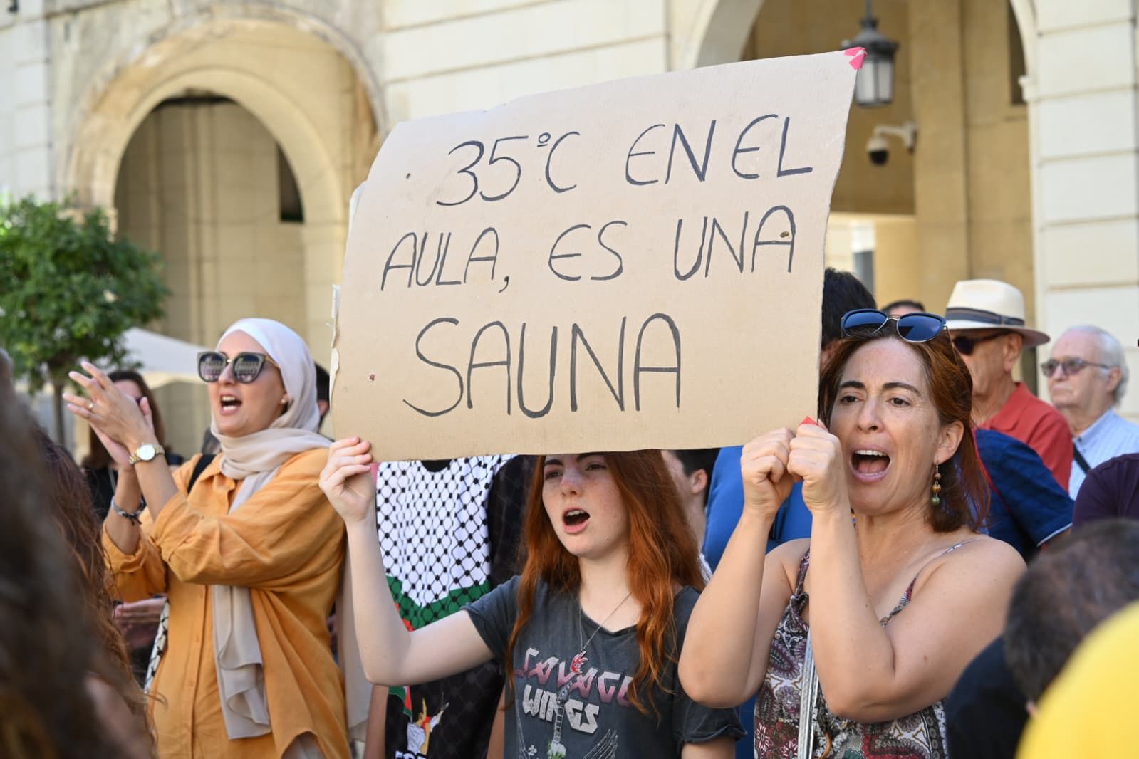 Continúan las protestas por el calor en las aulas de Alicante