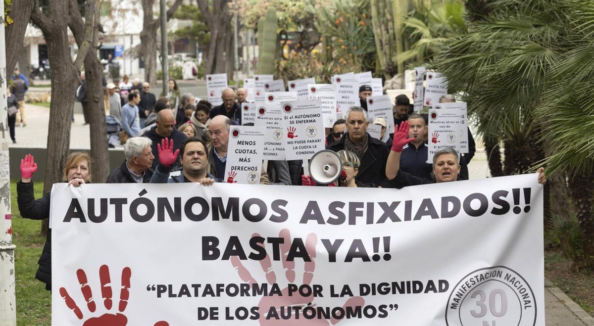 Salida de la manifestación desde la Plaza del Parque. | FOTOS DE VICENT MARÍ