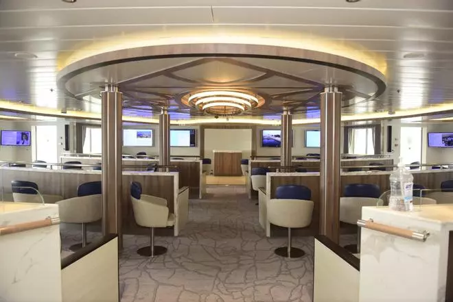 Del Ártico a A Coruña: el crucero 'Greg Mortimer' arriba con su especial diseño